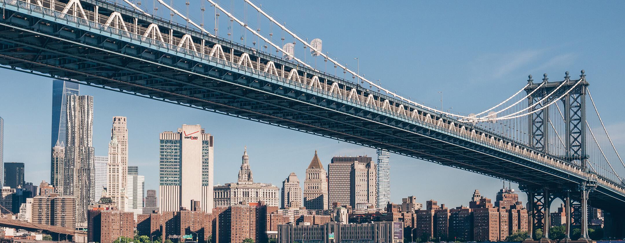 Mulher sorrindo com jaqueta amarela