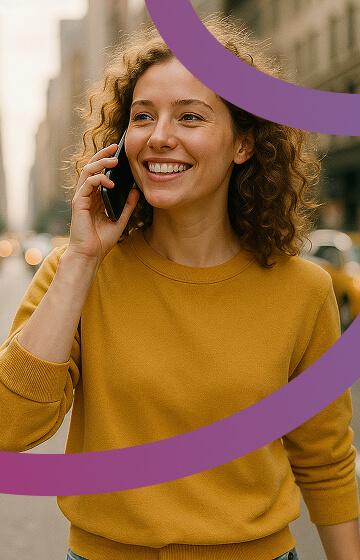 Mulher sorrindo com jaqueta amarela